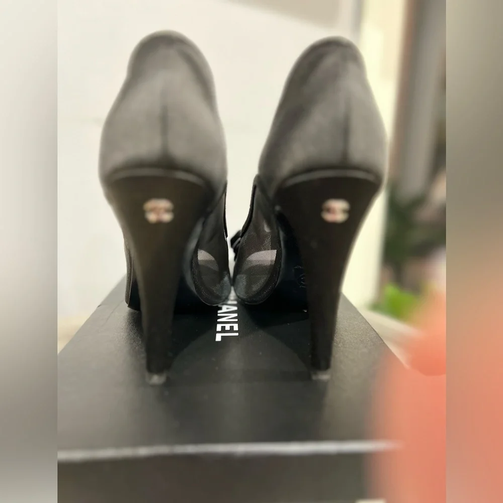 Chanel Mesh Satin excellent condition with box,dusters extra pair of hee… - Picture 3 of 7